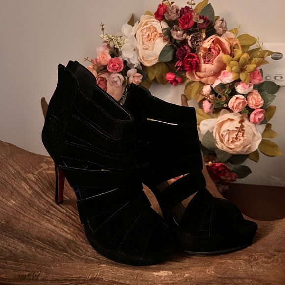 Brand new heels- Size 40- velvet - Picture 3 of 3